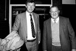 Manchester United Collection: Liverpool Manager Bob Paisley with Manchester United manager Alex Ferguson 1986