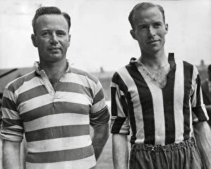 Manchester City FC Collection: Manchester City footballers, brothers Frank Ross (R) and G.H. Ross