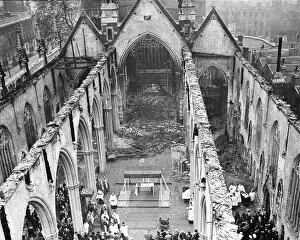 Britain at War Collection: Mass at bombed Southwark Cathedral