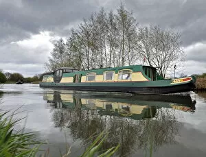 Colour pictures Collection: Narrowboats pass along the Bridgewater Canal