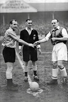 Images Dated 25th January 2024: Notts County captain Tommy Deans, referee J.W. Topliss and Sheffield Wednesday captain Eddie