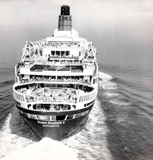 Ships Collection: The ocean liner QE2 at sea