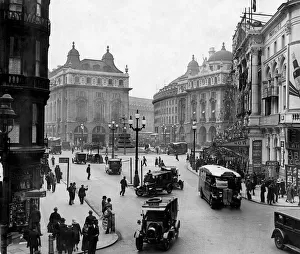 Piccadilly Circus in 1932