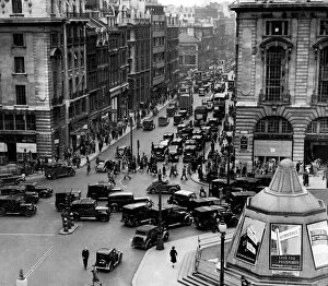 Images Dated 14th August 2018: Piccadilly Circus traffic in 1946