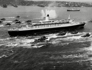 Ships Prints: The QE2 ocean liner on her maiden voyage