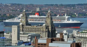 Ships Prints: The Queen Mary 2 docks in Liverpool