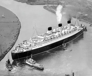 Ships Prints: The Queen Mary Cruise Ship in the Clyde river
