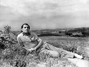 Images Dated 23rd June 2020: Robert Shaw, actor relaxing in countryside, 1975