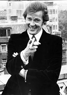 Mail Newspapers Prints: Roger Moore in 1972