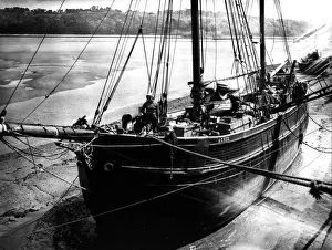 Ships Prints: A sailing ketch at Appledore