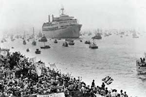 Ships Prints: SS Canberra returns to Southampton from the Falklands to huge crowds