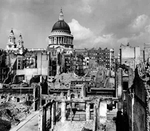 Images Dated 18th September 2019: St Pauls Cathedral after an air raid