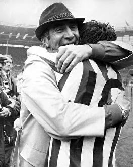Sunderland V Newcastle Prints: Sunderland manager Bob Stokoe embraces Ian Porterfield