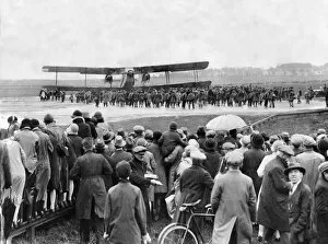 Images Dated 17th May 2018: Supermarine S5 lands at Croydon