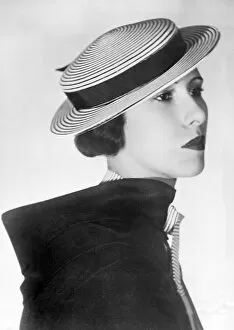 Images Dated 4th July 2018: Thirties ladies boater style hat