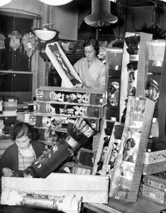 Christmas Prints: Tom Smiths Cracker Factory 1934