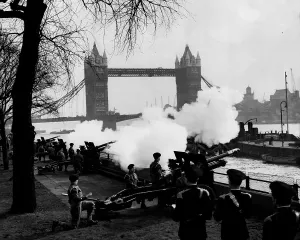 Fifties Prints: Tower Bridge The Honourable Artillery Company fire a salute for the Death of King George VI