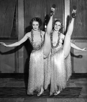 Images Dated 6th April 2018: Vaudeville act The Gaylene Sisters