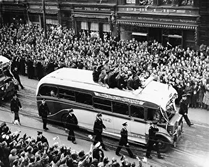 The victoriousNewcastleteam aboard abusreturn with the FAcupto be greeted by hueh crowds