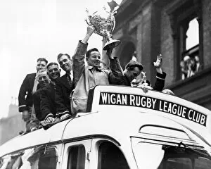 Rugby League Collection: Wigan players with the Challenge Cup 1948